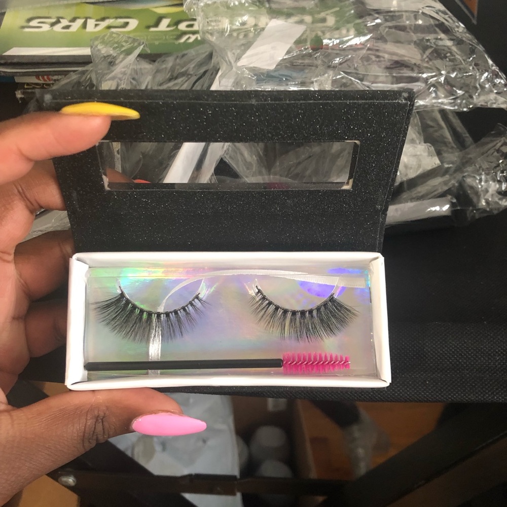 Lashes - Picture 3 of 3